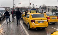 Tartıştığı müşterisi boynundan bıçakladı: Taksici yaşam mücadelesi veriyor