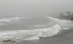 Düzce'de şiddetli rüzgâr: Dalga boyu 4 metreyi aştı