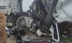 İzmir'de korkunç kaza! Tır ve tren kafa kafaya çapıştı