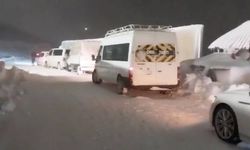 Muş'ta 60 kişi karlı yolda mahsur kaldı; kara yolu trafiğe kapatıldı