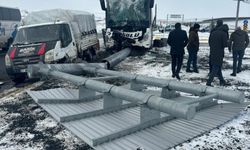Ağrı'da yolcu otobüsü ile kamyonetin karıştığı kazada 11 kişi yaralandı