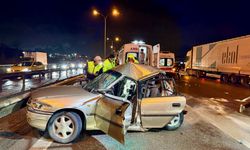 Anadolu Otoyolu Kocaeli kesiminde tır ile otomobilin çarpıştığı kazada 2 kişi ağır yaralandı