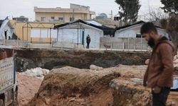 Beyaz Baretliler, Afrin'de depremlerde yıkılan bir okulun inşası için çalışma başlattı