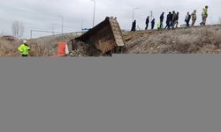 Erzincan'da freni arızalanan hafriyat yüklü kamyonun sürücüsü yaralandı
