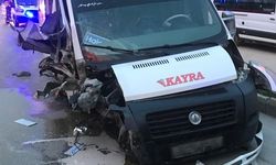 Eskişehir'de işçileri taşıyan minibüsün ağaca çarptığı kazada 12 kişi yaralandı