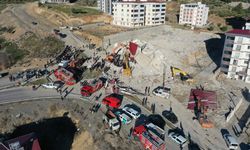 GÜNCELLEME - Kahramanmaraş'ta ağır hasarlı bina yıkım sırasında iş makinesinin üzerine çöktü