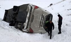 GÜNCELLEME - Sivas'ta cenazeden dönenleri taşıyan otobüs devrildi, 20 kişi yaralandı
