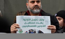 Lübnan'daki Filistinli mülteciler UNRWA ofisi önünde gösteri düzenledi