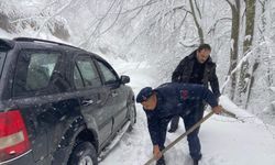 Yalova'da kar nedeniyle yayla yolunda mahsur kalan aile kurtarıldı