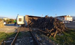 Aydın'da hemzemin geçitte devrilen kamyon tren seferlerini aksattı