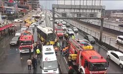 İETT otobüsü direğe çarptı: Yolcular yaralandı, şoför araç içinde sıkıştı