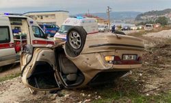 İzmir'de yoldan çıkan otomobil duvara çarptı, 4 kişi yaralandı