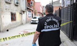 Adana'da korkunç olay! Uyuşturucu kullanan kızını sokak ortasında bıçakladı