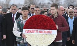 CHP Genel Başkanı Özel, vefatının birinci yılında Deniz Baykal'ın mezarını ziyaret etti: