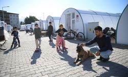 Depremde sahibini uyandıran Şila konteyner kentteki çocukların neşesi