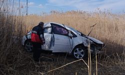Iğdır'da kaza yapan otomobilde sıkışan sürücüyü itfaiye ekipleri kurtardı