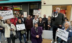 İzmir'de CHP'li bir grup, "ithal aday" protestosu yaptı