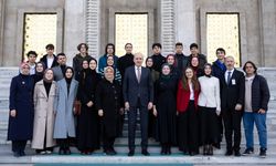 TBMM Başkanı Kurtulmuş, Meclis'i ziyaret eden öğrencilerle görüştü