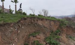 Bandırma'da seyir terasında toprak kayması