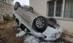 Erzurum'da freni çekilmeyen araç bahçe duvarından uçtu