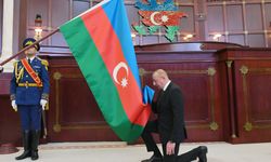 İlham Aliyev Kur’an-ı Kerim’e el bastı