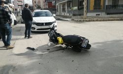 Motosiklet ile otomobil çarpıştı: Ehliyetsiz çocuk sürücü yaralandı