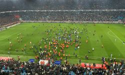 Trabzonspor-Fenerbahçe maçı sonu saha karıştı