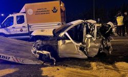 Hafriyat kamyonu ile otomobil çarpıştı: 5 yaralı