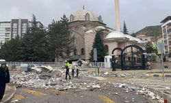 Fırtınaya dayanamadı! Cami minaresi yıkıldı