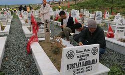 Deprem bölgesinde hüzünlü bayram: Vatandaşlar mezar ziyareti yaptı