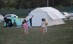 Tokat'ta deprem sonrası vatandaşlar parklarda çadır kurdu