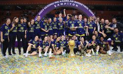 Fenerbahçe, şampiyonluk kupasını kaldırdı