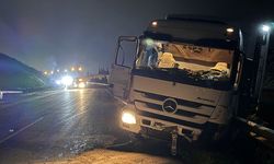 Tır, polis aracına çarptı: 3 polis yaralandı
