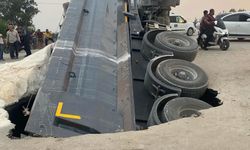 Yer: Adana! Kum yüklü kamyon yolda oluşan çukura düştü