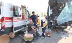 Afyonkarahisar'da feci kaza! Yolcu otobüsü kamyonetle çarpıştı