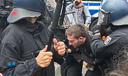 Almanya’nın başkenti Berlin’deki Filistin’le dayanışma yürüyüşüne polis müdahale etti. Çok sayıda gözaltı var