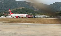 Antalya’ya inen uçağın tekeri patladı! Yolcular tahliye edildi…