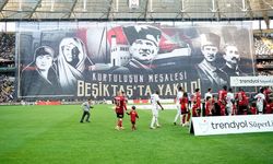Beşiktaş taraftarının 19  Mayıs coşkusu, tribüne yansıdı: Dev pankartla kutladılar