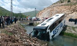 Bitlis’te yolcu dolu otobüs dereye uçtu