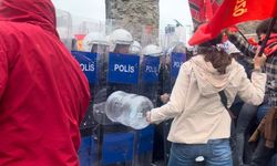 Saraçhane'de eylemciler polise damacana ile vurdu