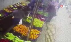 Esenyurt'ta manavdan meyve çalan kişi tekme tokat dövüldü; o anlar kamerada