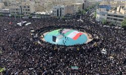 İbrahim Reisi’nin cenazesine on binlerce İranlı katıldı