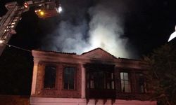 İzmir'de tarihi binada yangın çıktı