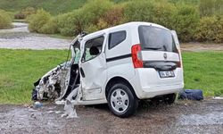 Ağrı'da hafif ticari araçla minibüs çarpıştı: 1'i bebek 3 ölü, 4 yaralı