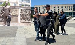 Atatürk Anıtı'na saldıran dayı yeğen el ele cezaevine!