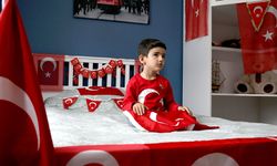 Dört yaşındaki Toprak 'Türk bayrağı' tutkusu kalpleri ısıttı