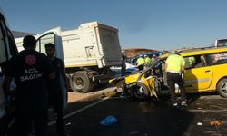 Kilis’te, kamyon ile taksi çarpıştı: 2 ölü, 8 yaralı