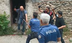 'Çöp ev' sahibi polis memurunu bıçakladı