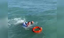 Denizde panik anları kamerada:  Kurtarmak isterken kendisi de mahsur kaldı