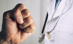 Sağlıkta şiddet son bulmuyor: Rapor vermeyen doktora kasklı saldırı